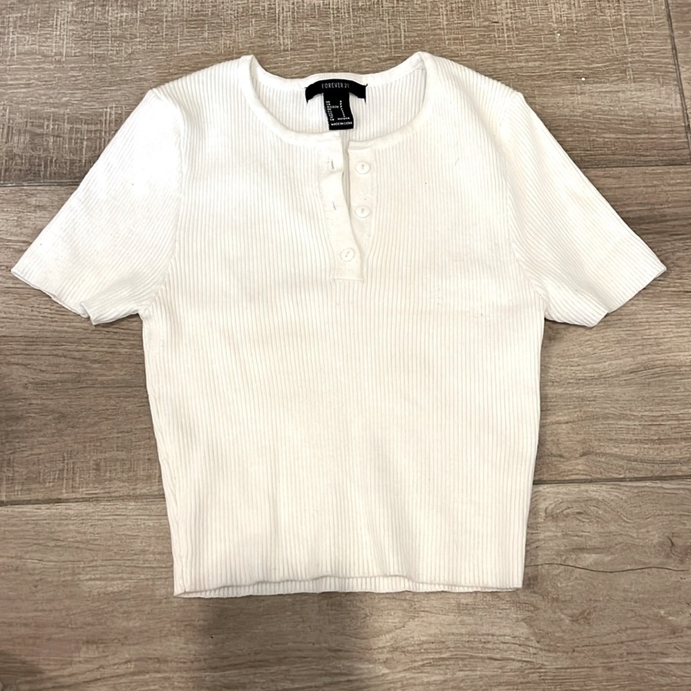 white cropped tee
